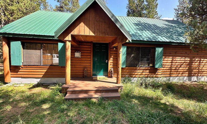 Island Park Cabina | Charming 4-bedroom cabin with AC and WiFi, and hot tub in Island Park.
