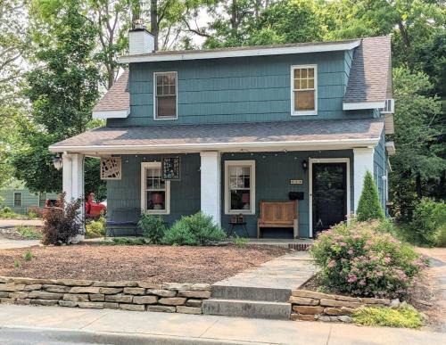 Bloomington Casa | Charming 4 BR W Hot Tub 3 Kings Walk to Downtown