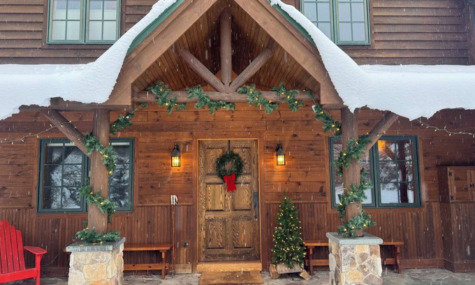 Carrabassett Valley Chalet De Esquí | Charming 4-bedroom mountainside chalet on Sugarloaf golf course