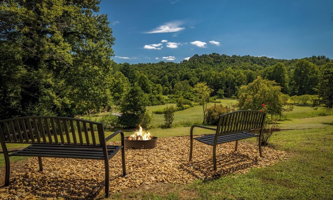 Saluda Otro | Charming 5-bedroom farmhouse on 10 acres in serene Saluda