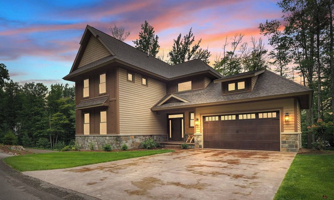 Boyne City Casa | Charming 7 BR home | Sleeps 17 Guests | 2 Fireplaces |New hot tub