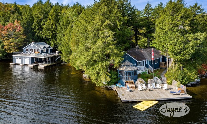 Torrance Cabaña | Charming 8 bed 4 bath cottage/bunkie/boathouse on Lake Muskoka