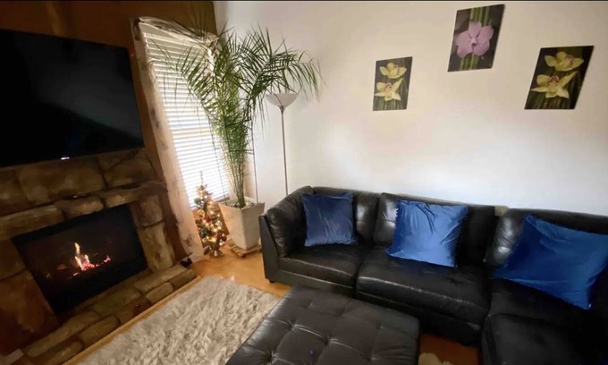 Carpentersville Casa | Charming and Cozy Home in a Serene Neighborhood