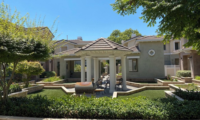 Lamanda Park Casa | Charming and Spacious 2B + 2.5 Bath Townhome