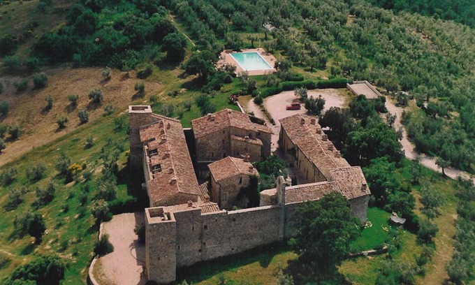 Monte Vibiano Vecchio Casa | Encantador apartamento en el pueblo medieval de Montelagello con jardín y piscina