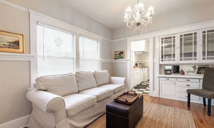 Alamitos Beach Apartamento | Charming apartment with WiFi and AC, two blocks to the beach