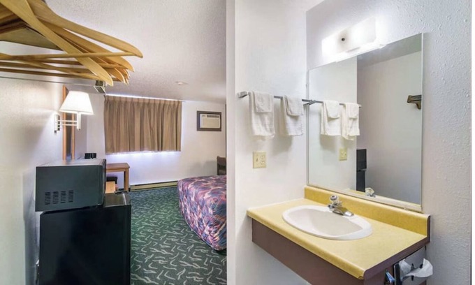 Medora Cama Y Desayuno | Charming B&B Loacated actual driving 30 MILES FROM MEDORA AND PARK ENTERANCEi-94