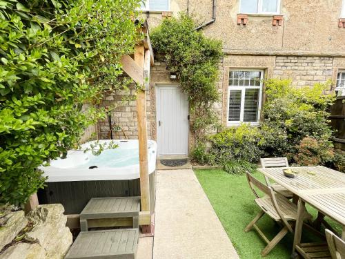 Ashford-in-the-Water Casa | Charming Bakewell Escape - Pet Friendly - Hot Tub