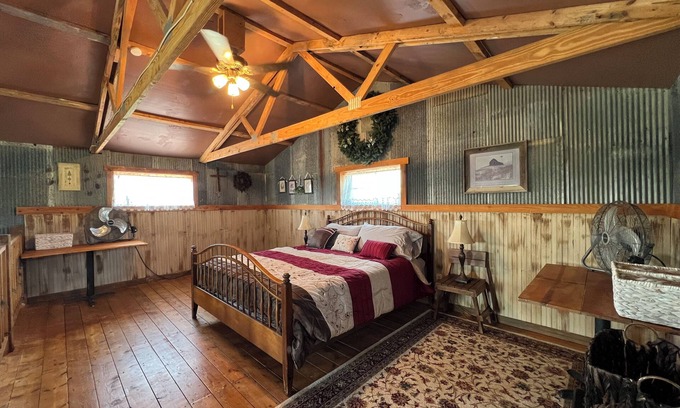 Rogersville Casa | Charming barn with AC in Rogersville - 2 bedrooms available