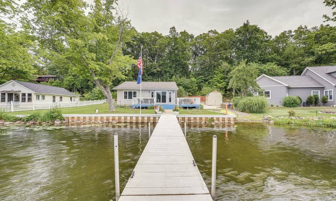 Battle Creek Cabaña | Charming Battle Creek Cottage w/ Dock!