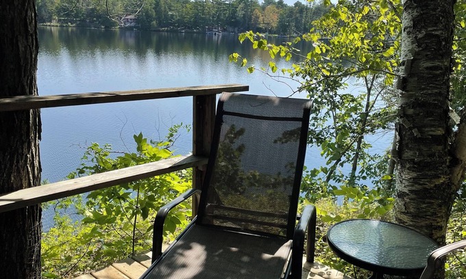 Havelock-Belmont-Methuen Cabaña | Charming bayside Kawarthas cottage with antique finishes and original art
