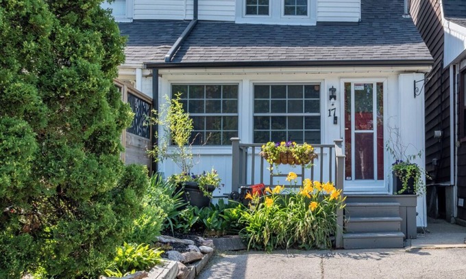 Birch Cliff Casa | Charming Beaches Retreat | Renovated 2-Bedroom House with Yoga Studio