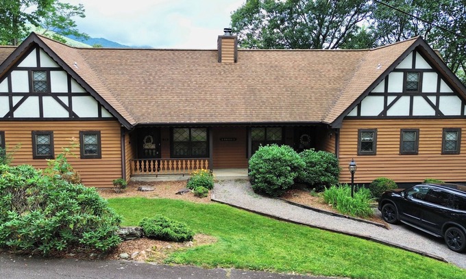 Burnsville Cabina | Charming Blue Ridge Cabin w/Mountain Views & Pool