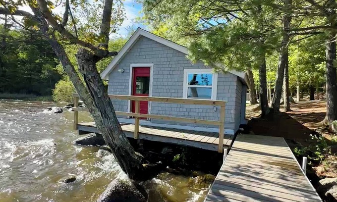 Orland Cabaña | Charming, Boathouse Studio on Toddy Pond with the best sunrise views & water fun