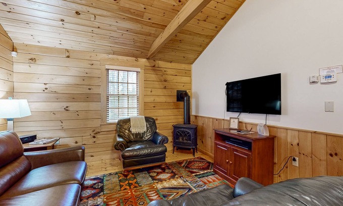 Northport Cabina | Charming cabin getaway with firepit, kitchen, WiFi & nature at your door