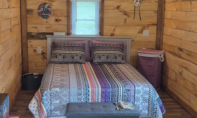 Watkins Glen Cabina | Charming cabin in delightful Watkins Glen with AC and beautiful surroundings.