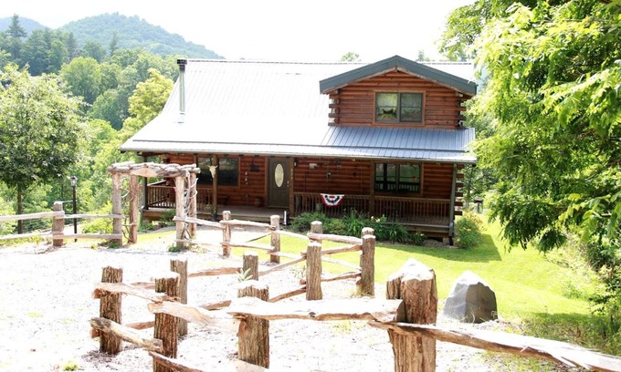 Clyde Casa | Charming Cabin Rental with a Hot Tub and Fireplace in the Smoky Mountains