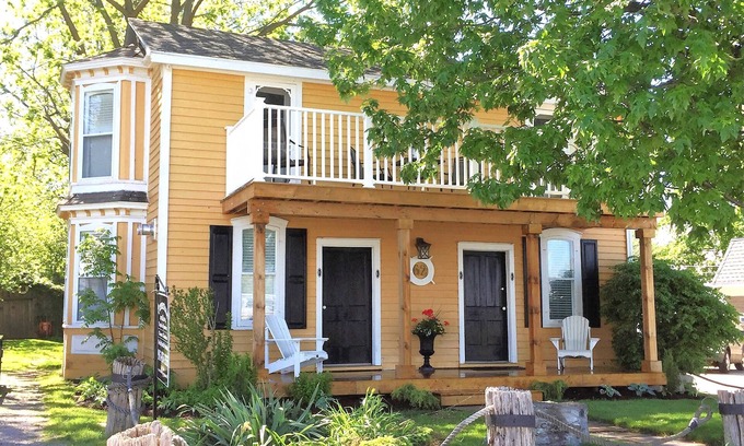 Port Colborne Cabaña | Charming canal front guest cottage, close to Niagara Falls and wineries.