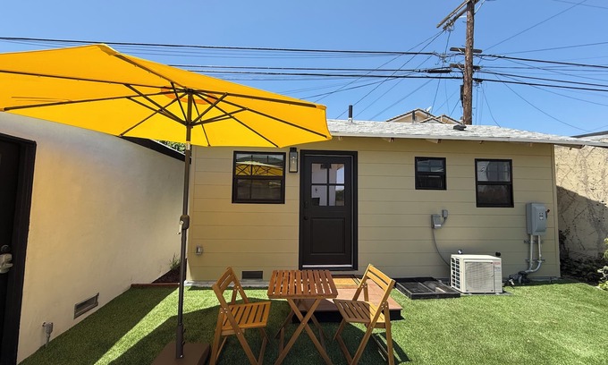 Park Mesa Heights Apartamento | Cozy & Central Cottage near USC, SOFI, Culver City