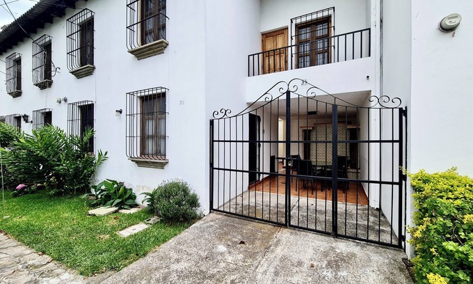 Antigua Guatemala Casa | Encantadora casita con piscina en comunidad segura, accesible a todo.