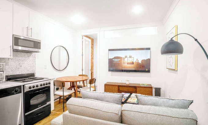 Tudor City Apartamento | Charming & Central NYC Getaway Near Empire State & Grand Central with 2BR 1Bath