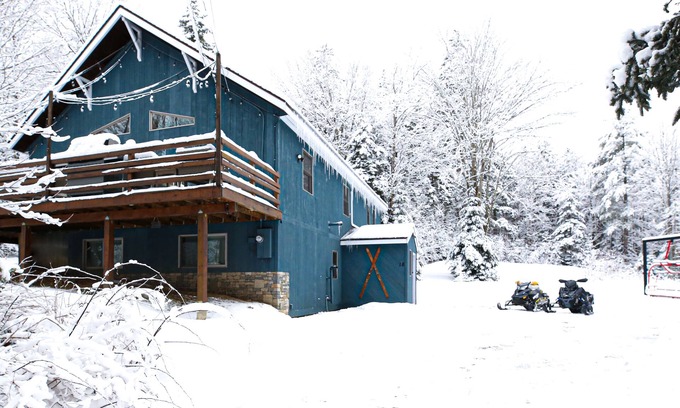 West Dover Chalet De Esquí | Charming Chalet w. Hot Tub - 1 mile to Mt. Snow