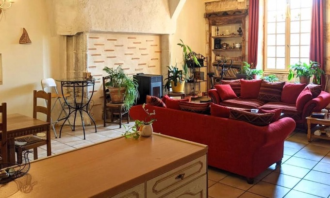 Capdrot Casa | Charming Cilla overlooking Medieval Plaza