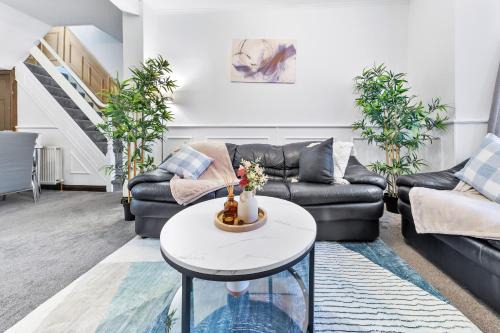 Bumble's Green Apartamento | Charming City Retreat,4 Bedroom House,Garden,Free Parking