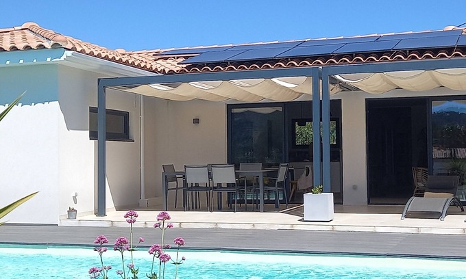 Le Beausset Villa | Charming contemporary villa with large swimming pool