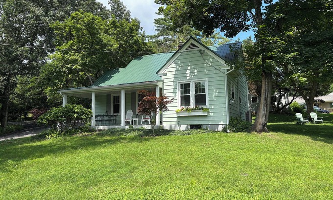 Huntingdon Cabaña | Charming cottage close to Juniata College overlooking historic Huntingdon