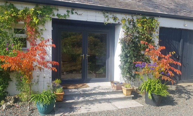 Cairndow Cabaña | Charming cottage in Cairndow, set within stunning gardens with outstanding views