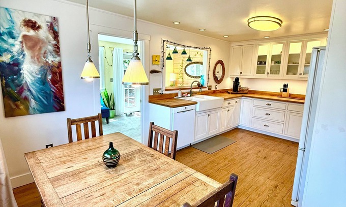 Southeastern Sacramento Casa | Charming Cottage Near Downtown Sac with Office & Fast WiFi