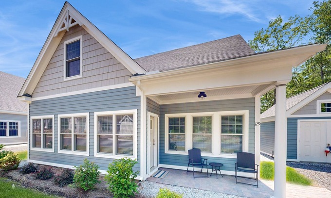 Arundel Cabaña | Charming cottage on a preserve with fireplace, WiFi, W/D, pool, gym, & game room
