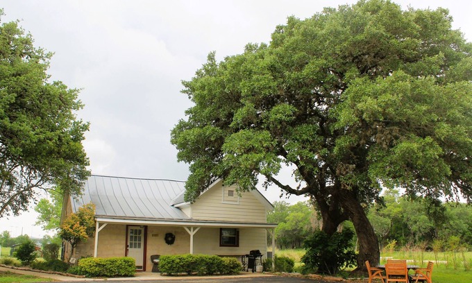 Boerne Casa | We're Back! Charming cottage on 3 acres-2 min to Main St. WiFi, grill, and pool