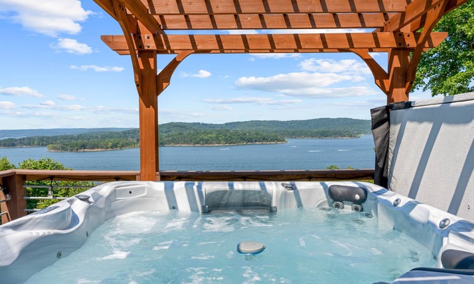 Blue Eye Cabaña | Charming Cottage w Gorgeous Lake View-Stunning Sunsets-Hot Tub-Nature Trail to Lake-Dog Friendly