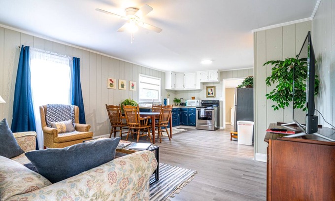 Madison Casa | Charming Cottage with Trees Galore