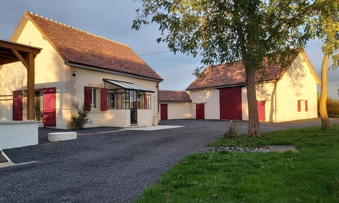 Saligny-sur-Roudon Cabaña | Casa rural renovada con encanto histórico, animales alrededor y comodidades modernas