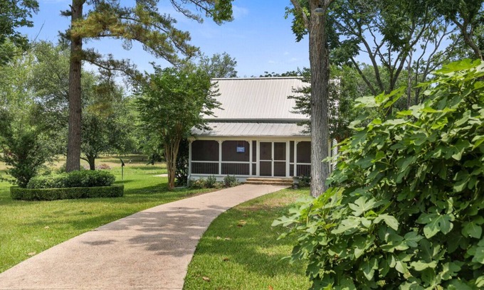 Sealy Casa | Charming Country Farmhouse Getaway!