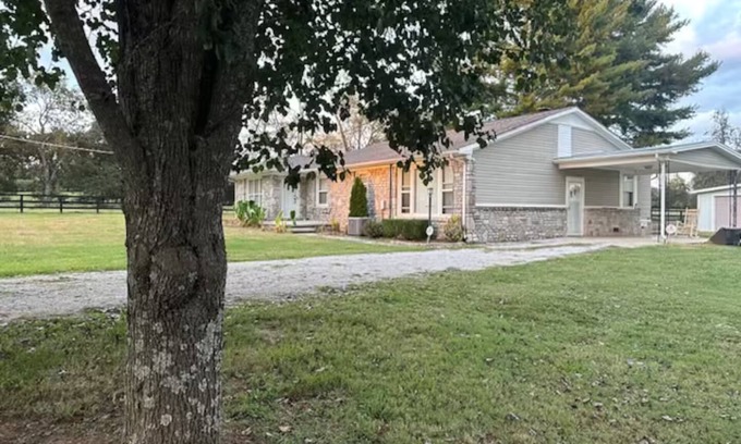 Ardmore Otro | Charming Country Home Peaceful Setting between Huntsville AL and Nashville TN.