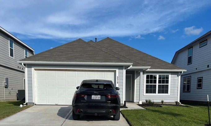 Iowa Colony Casa | Charming & Cozy 3-bedroom house in new subdivision near S Hwy Route 6