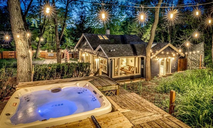 Miller Beach Cabina | Charming Cozy Cabin with Hot-tub in Gary, Indiana