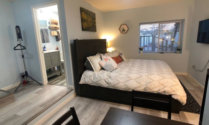 East San Mateo Apartamento | Estudio acogedor y acogedor centralizado