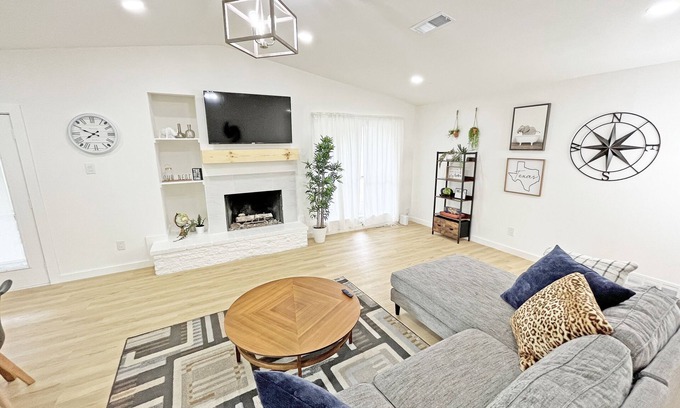 Northwest Dallas Casa | Charming Dallas Retreat-5 Chic Bedroom Gem