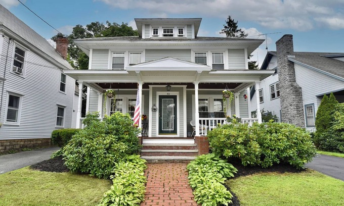 Queensbury Casa | Charming Designer-Owned 1930's Bungalow