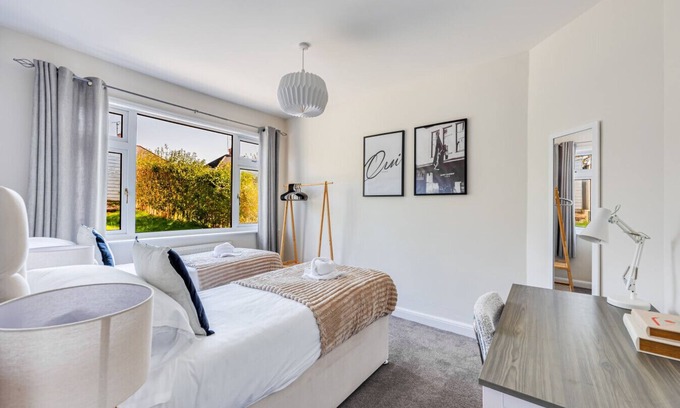 Northampton Casa | Charming Detached Bungalow Driveway Parking Garden Wifi Smart TV