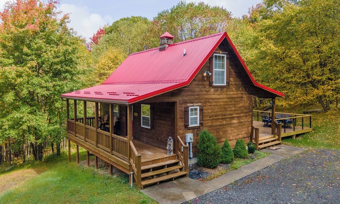 McHenry Cabina | Charming Dog Friendly Retreat w/ Fire Pit & Hot Tub