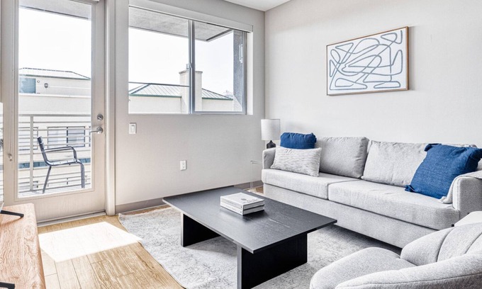 Little Tokyo Apartamento | Charming Downtown 2BR w/ Gym & Pool, near Grammy Museum, by Blueground