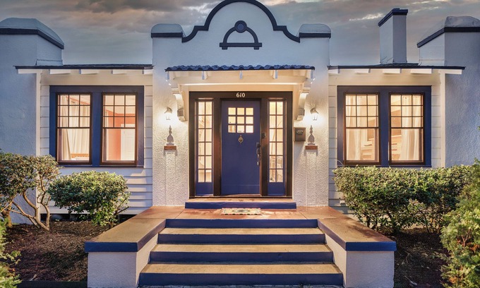 Alta Vista Casa | Charming Downtown 3-bedroom bungalow -Riverwalk - The Alamo-and more