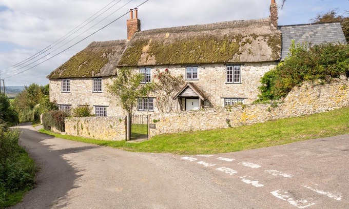 Combpyne Casa | Charming Family Farmhouse near Lyme Regis