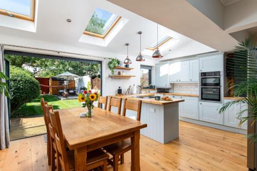 Horfield Apartamento | Charming Family Home with Stoves, Garden & Parking
